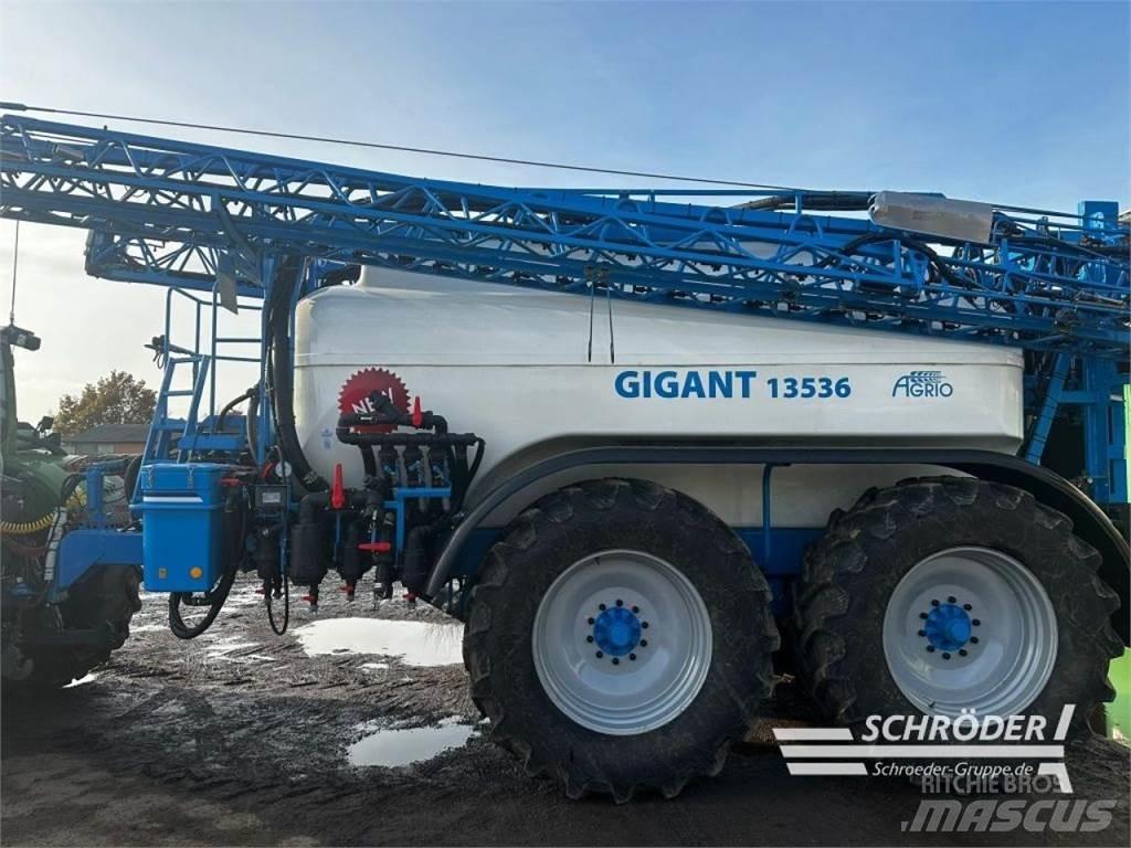Agrio GIGANT 13500 Vontatott trágyaszórók
