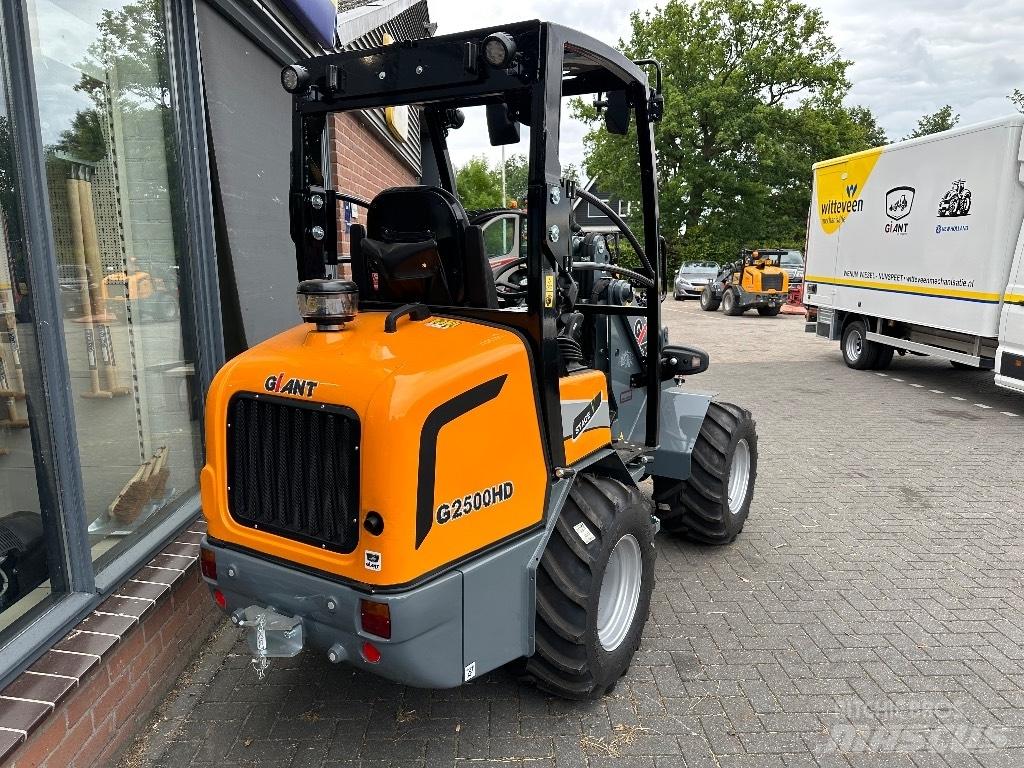 GiANT G2500HD Univerzális rakodók