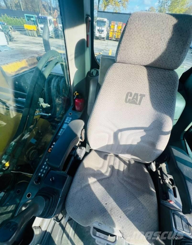 CAT M313D Gumikerekes kotrók