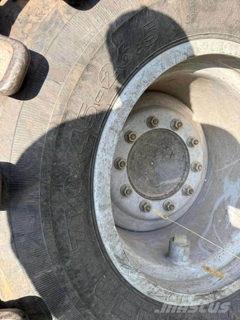 Komatsu 931 XC Betakarítók