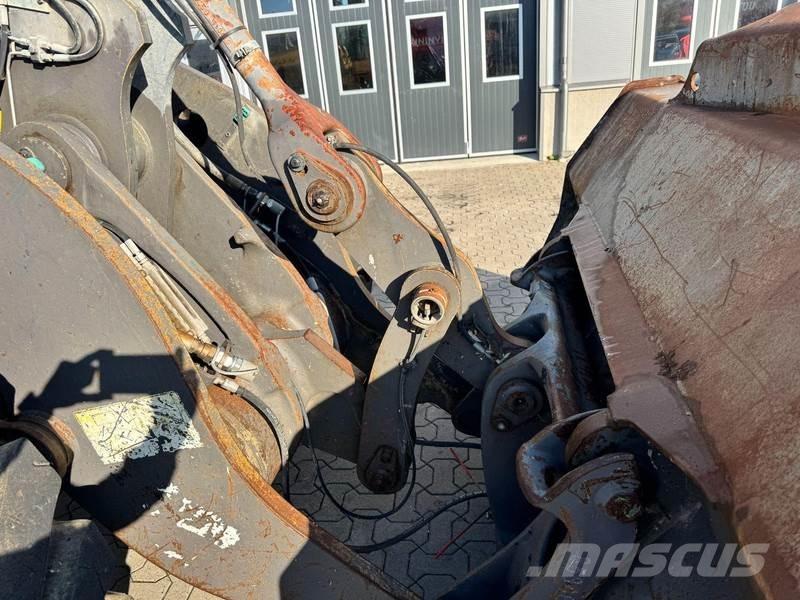 Volvo L90F Gumikerekes homlokrakodók