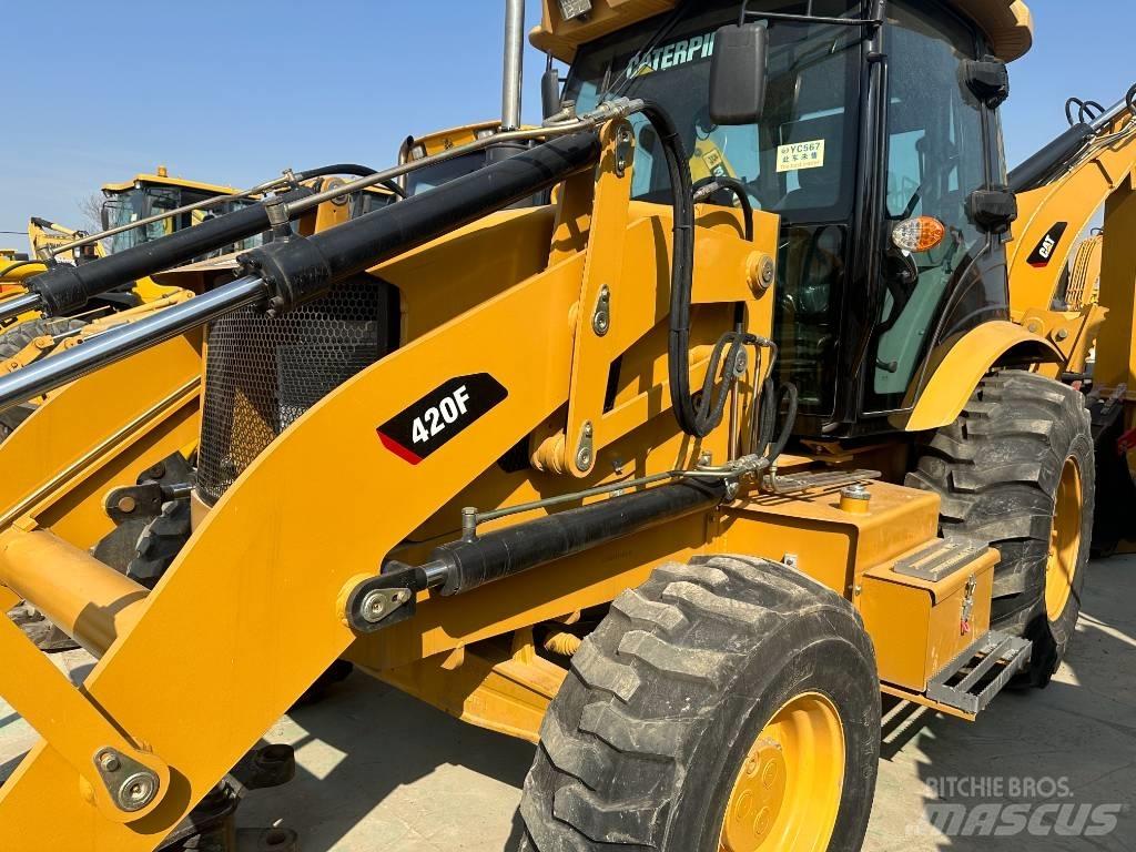 CAT 420F Gumikerekes homlokrakodók