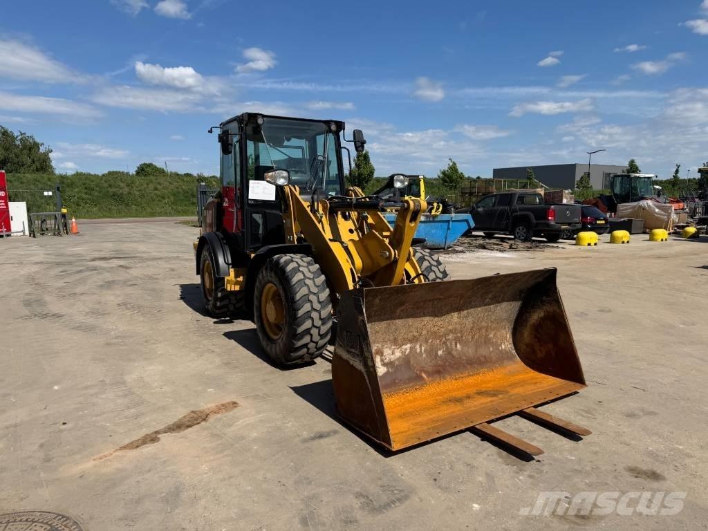 CAT 906M Gumikerekes homlokrakodók