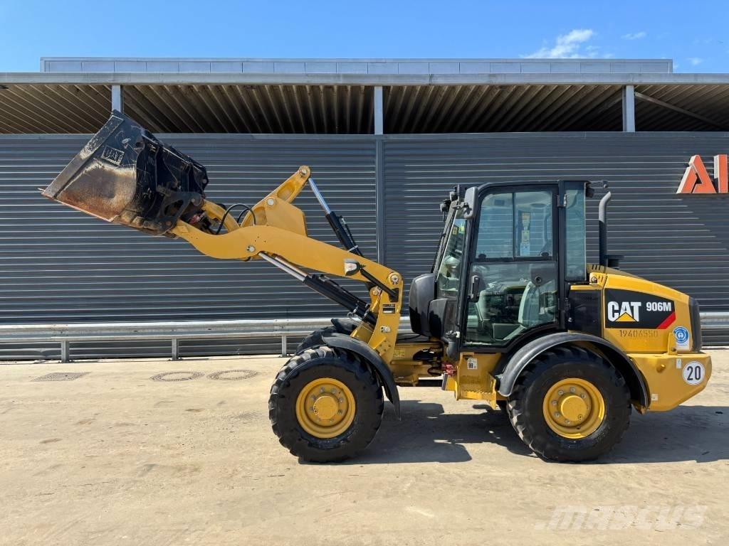 CAT 906M Gumikerekes homlokrakodók