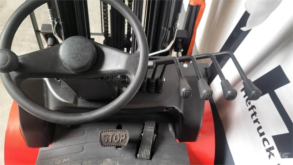  EFL303-B Elektromos targoncák