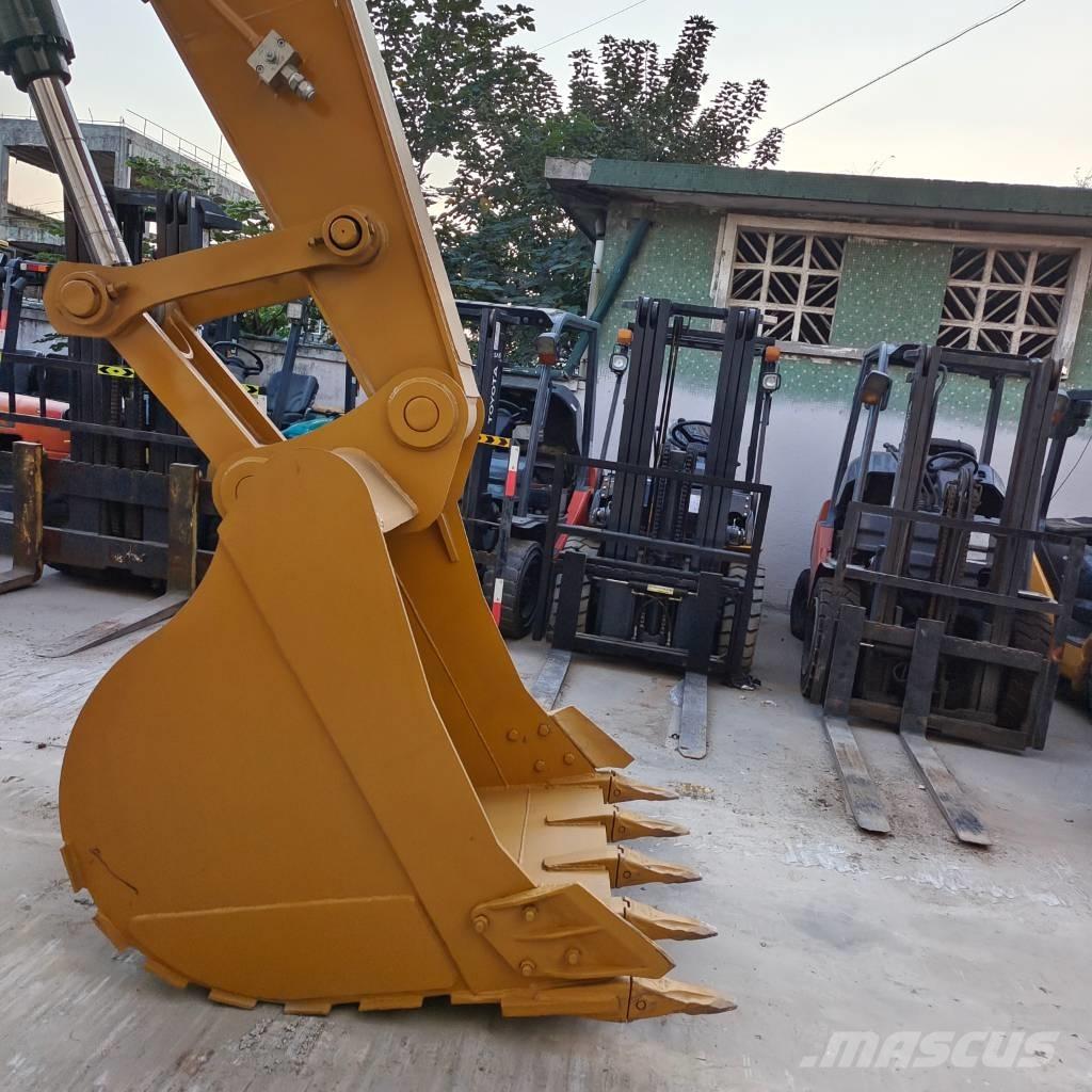 CAT 330 D 2 L Lánctalpas kotrók