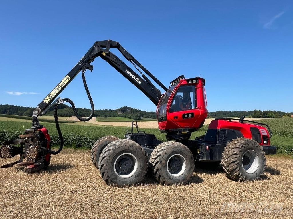 Komatsu 951 Betakarítók