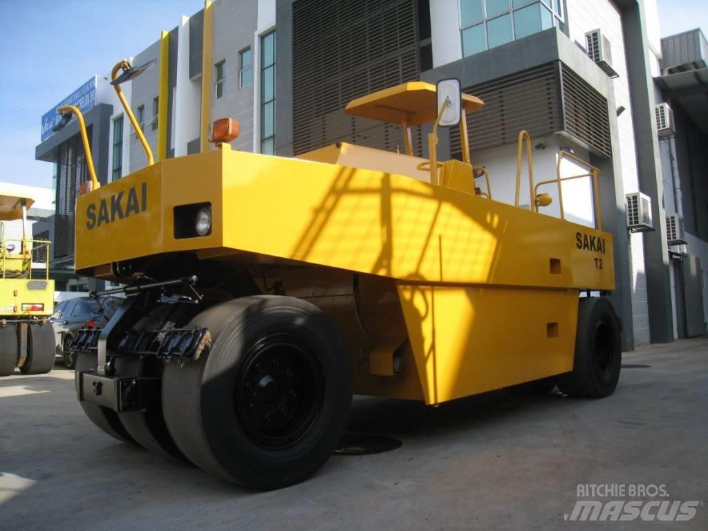 Sakai T2 Pneumatikus kerekes hengerek