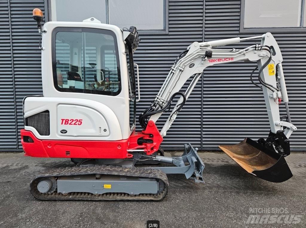 Takeuchi TB 225 Mini kotrók < 7t