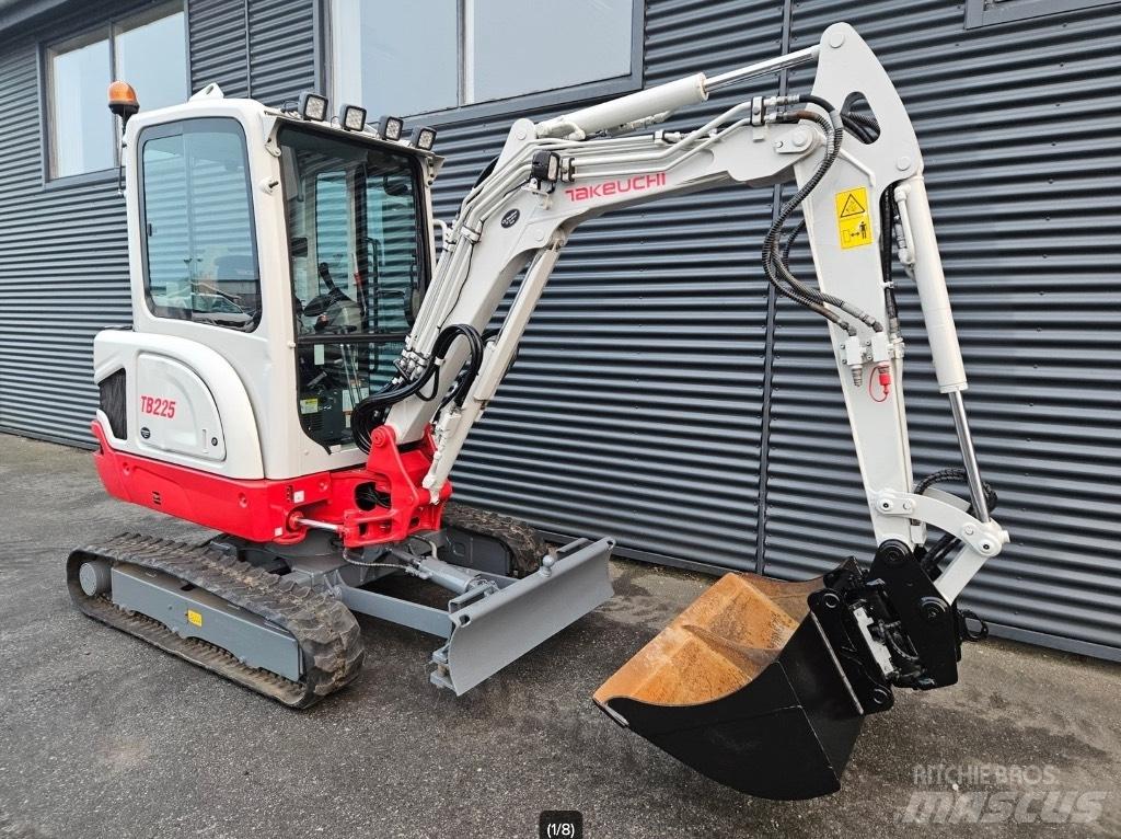 Takeuchi TB 225 Mini kotrók < 7t