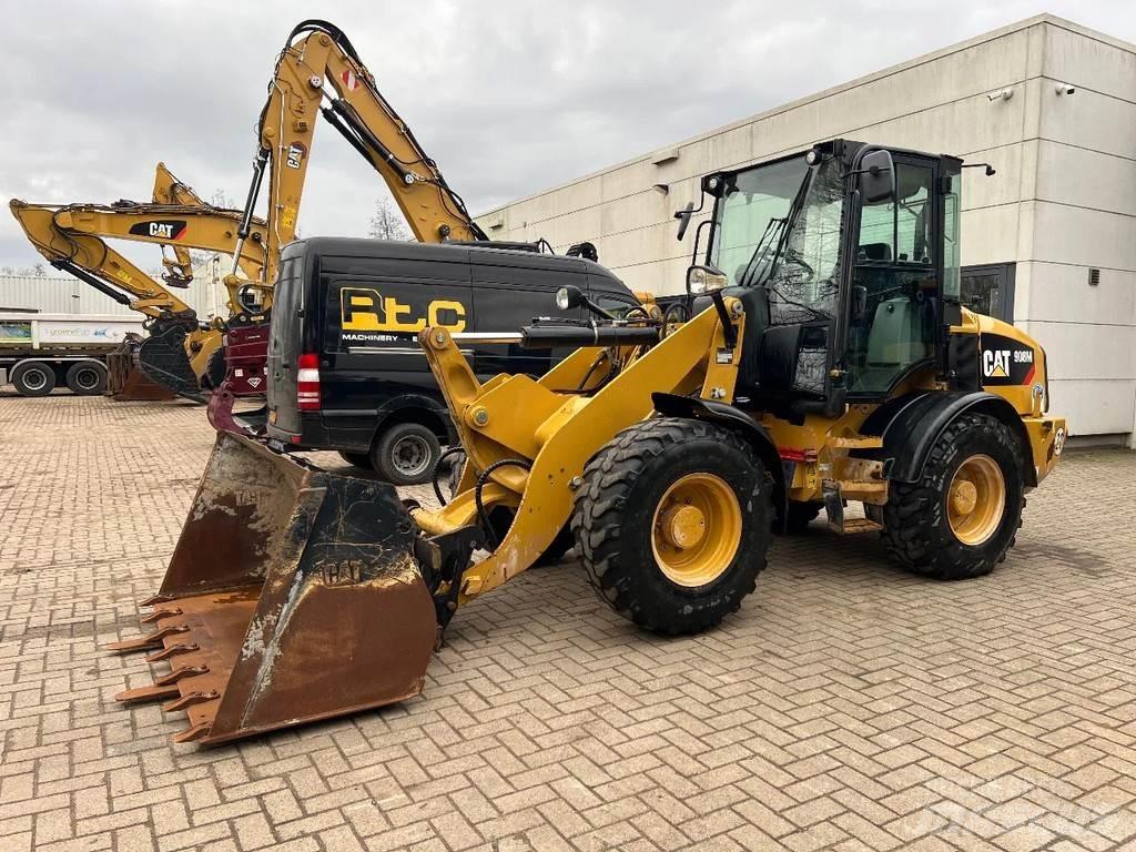CAT 908M Gumikerekes homlokrakodók