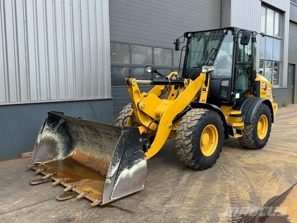 CAT 908M Gumikerekes homlokrakodók