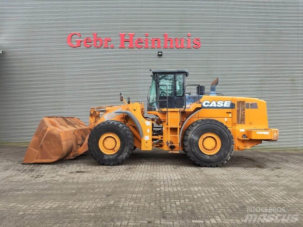 CASE 1221E Gumikerekes homlokrakodók