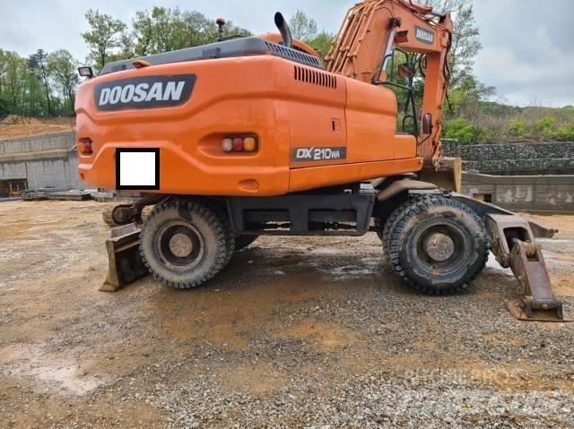 Doosan DX 210 W Gumikerekes kotrók