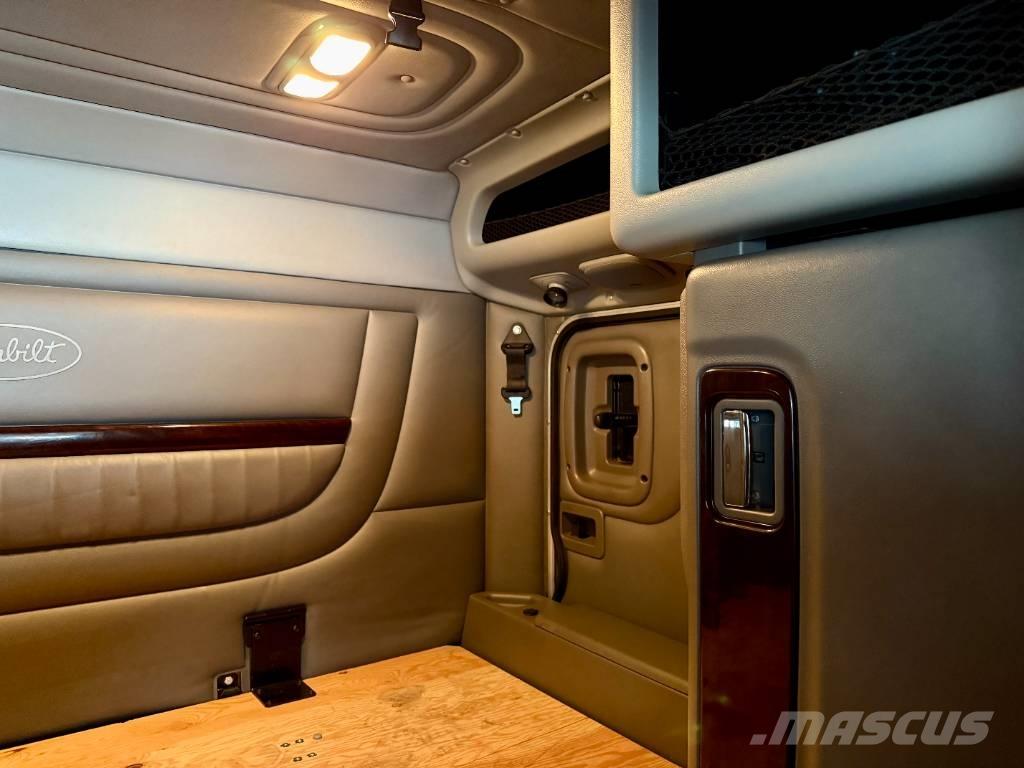 Peterbilt 389 PRIDE Nyergesvontatók