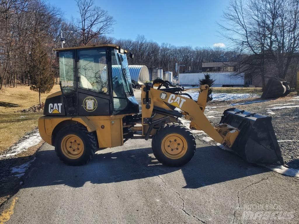 CAT 904 B Gumikerekes homlokrakodók