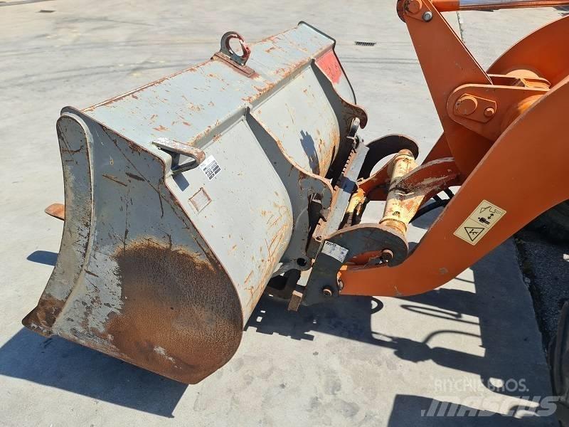 Atlas AR75e Gumikerekes homlokrakodók