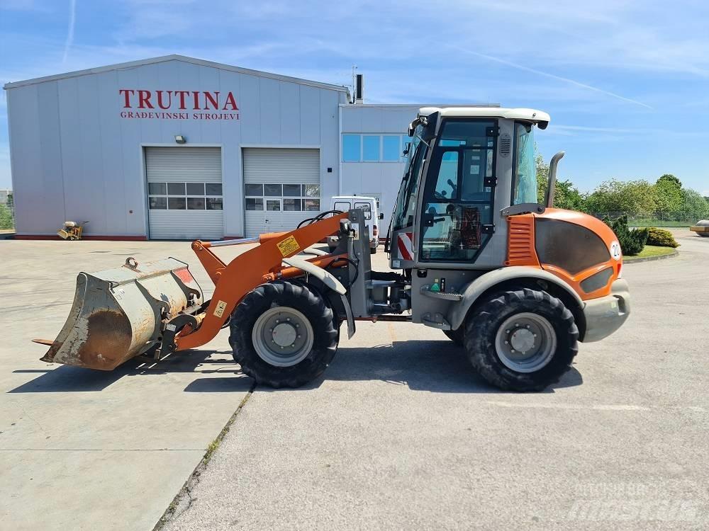 Atlas AR75e Gumikerekes homlokrakodók