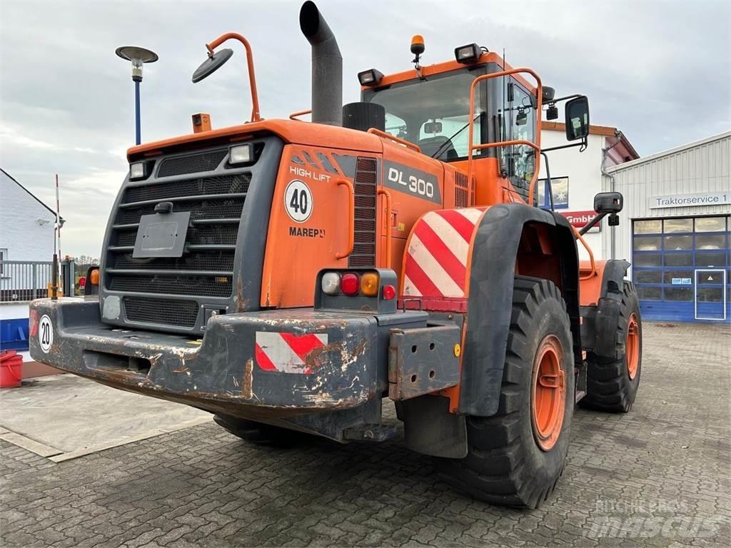Doosan DL 300 Gumikerekes homlokrakodók