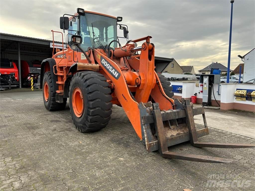 Doosan DL 300 Gumikerekes homlokrakodók