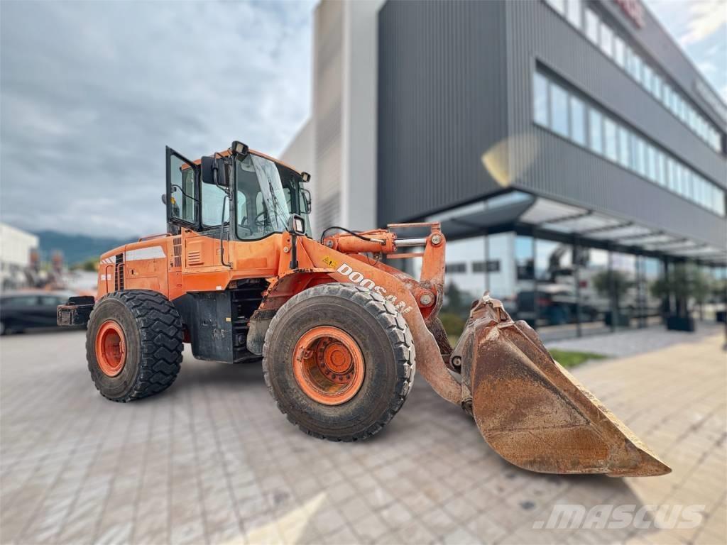 Doosan DL 300 Gumikerekes homlokrakodók