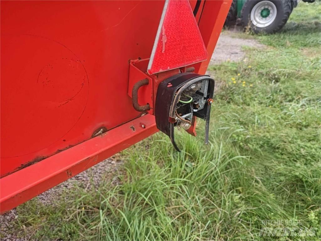 Deutz-Fahr E390 Önrakodó pótkocsik