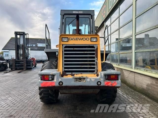 Daewoo MC 200 Gumikerekes homlokrakodók