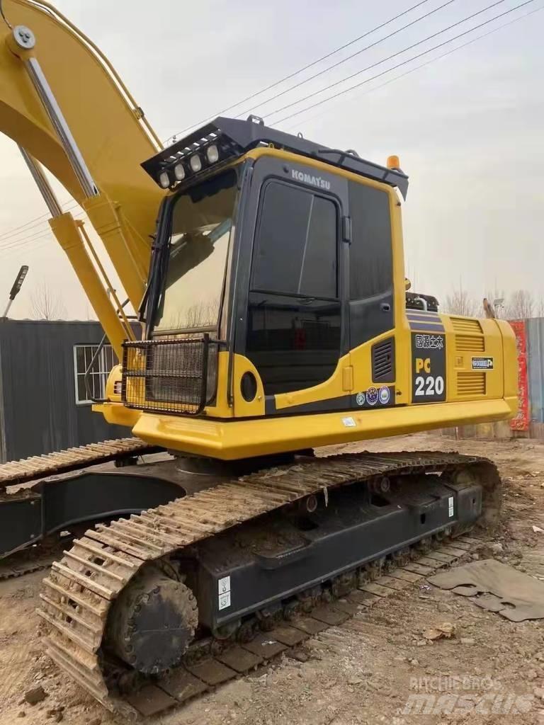 Komatsu PC220-8 Gumikerekes kotrók