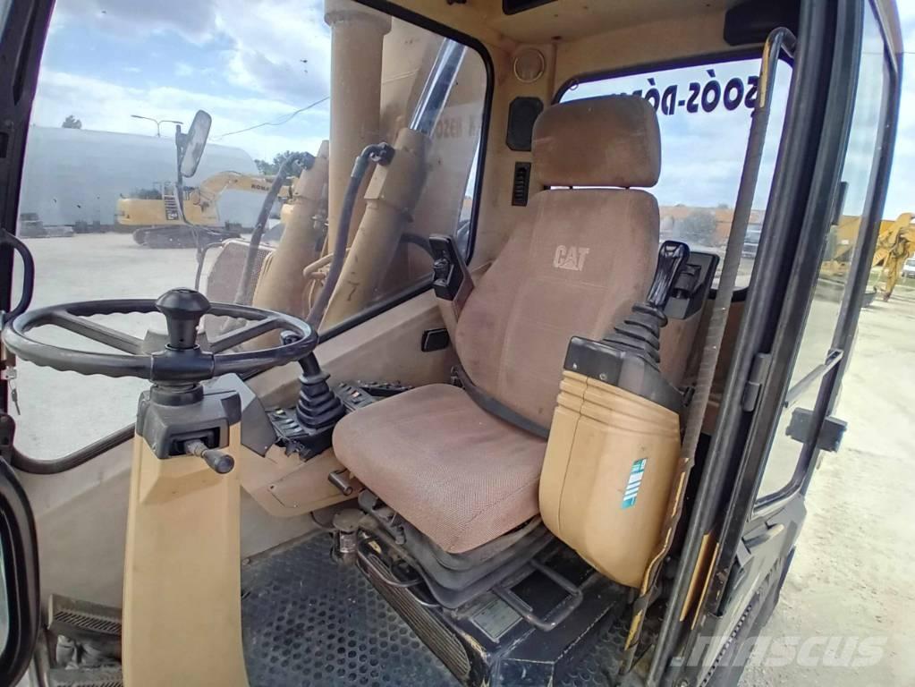 CAT M 315 Gumikerekes kotrók