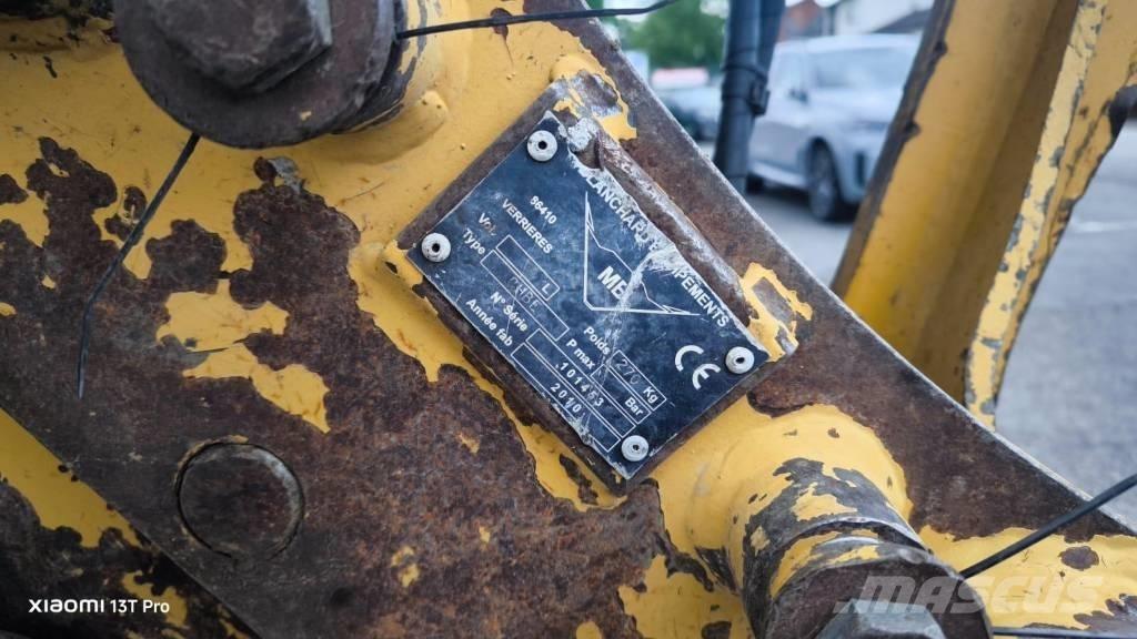 CAT M 313 D Gumikerekes kotrók