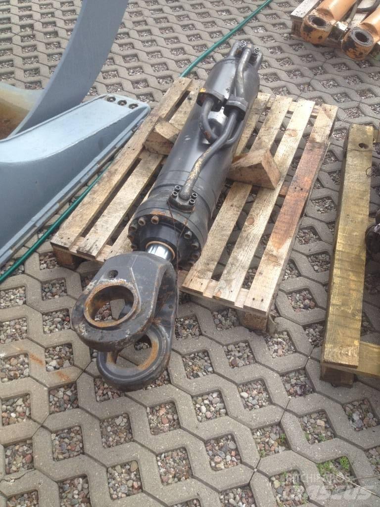  Siłownik Volvo 220 E Gumikerekes homlokrakodók