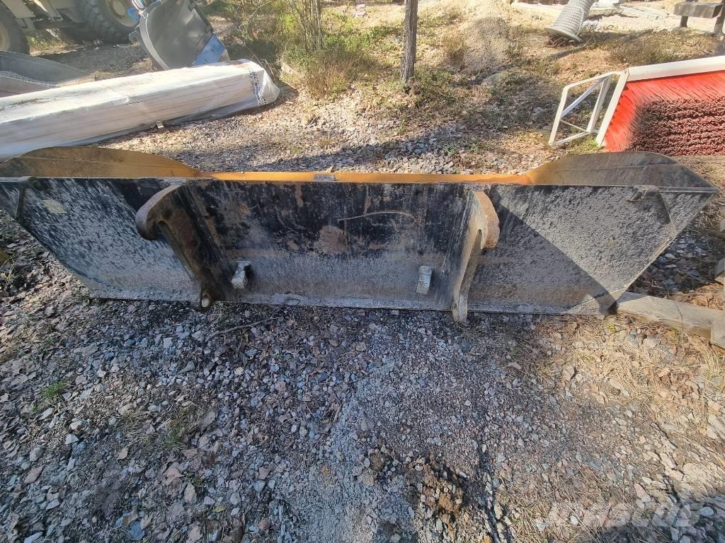 CAT 908M -2015 Gumikerekes homlokrakodók