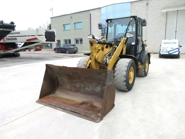 CAT 906 H Gumikerekes homlokrakodók
