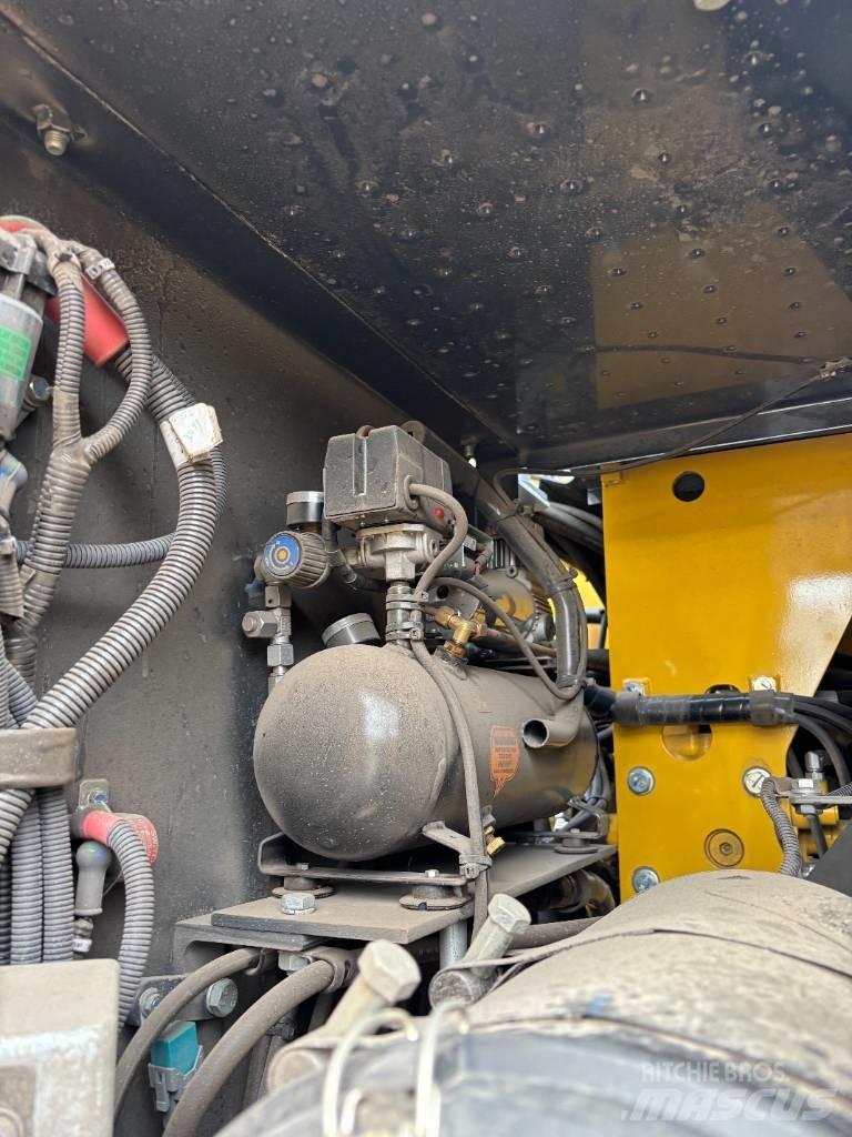 Komatsu PW180-11 Gumikerekes kotrók