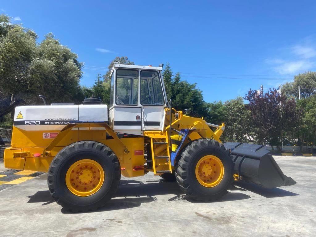 International 520A Gumikerekes homlokrakodók