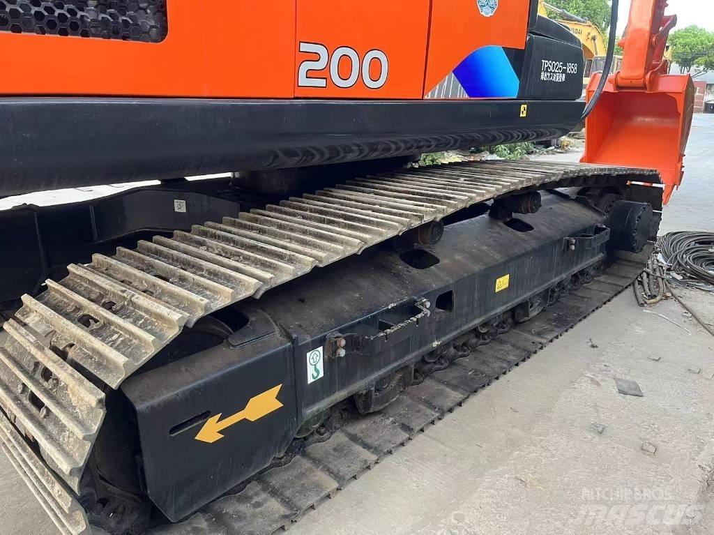 Hitachi ZX 200 Lánctalpas kotrók