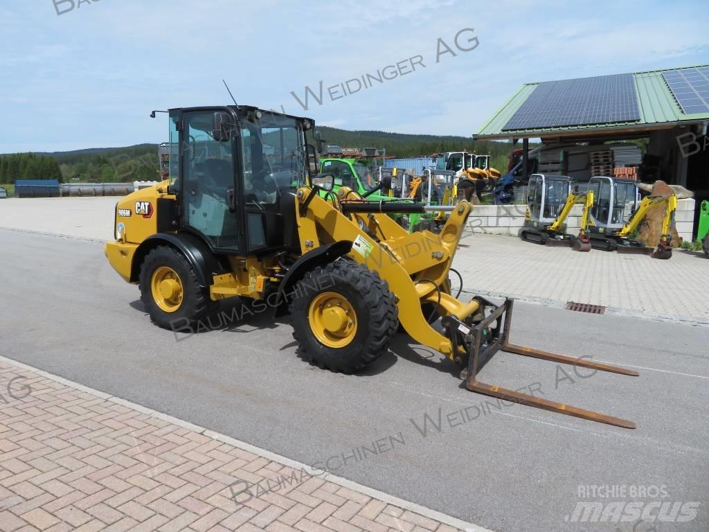 CAT 906M Gumikerekes homlokrakodók