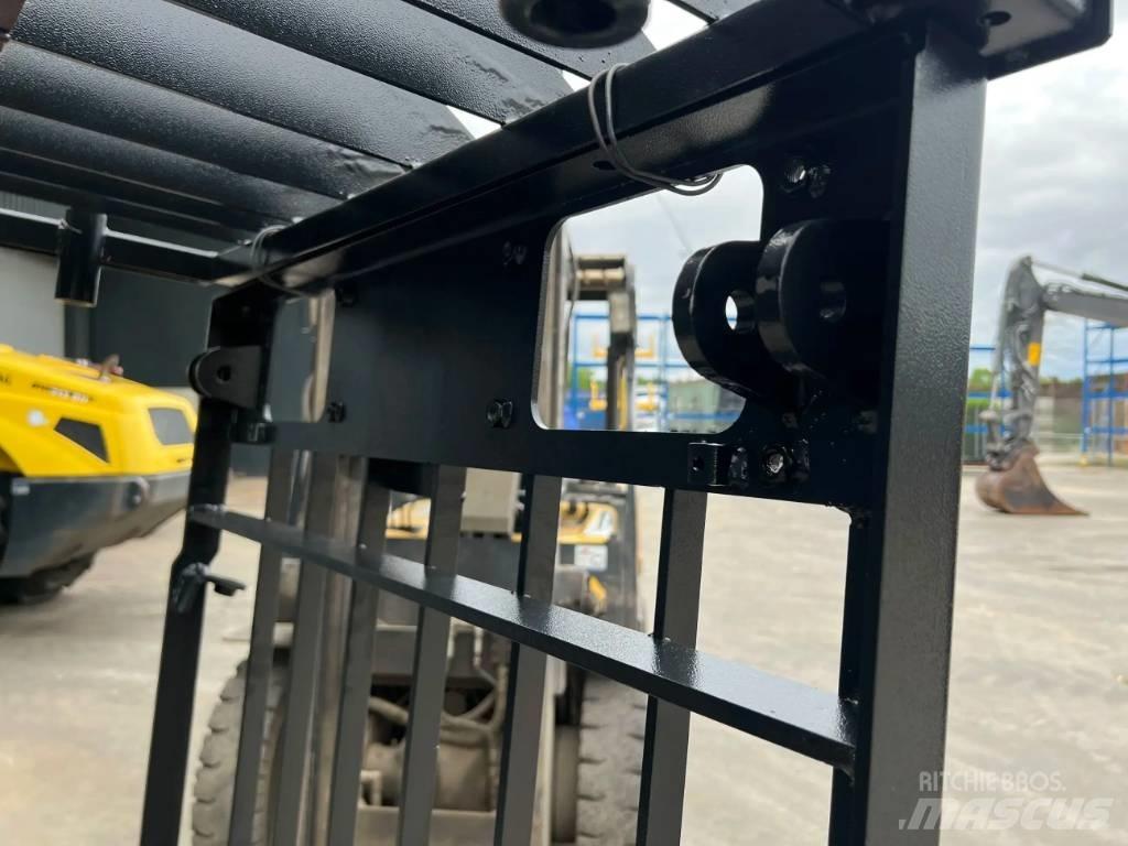 CAT 323D Guard Vezetőfülke és belső tartozékok