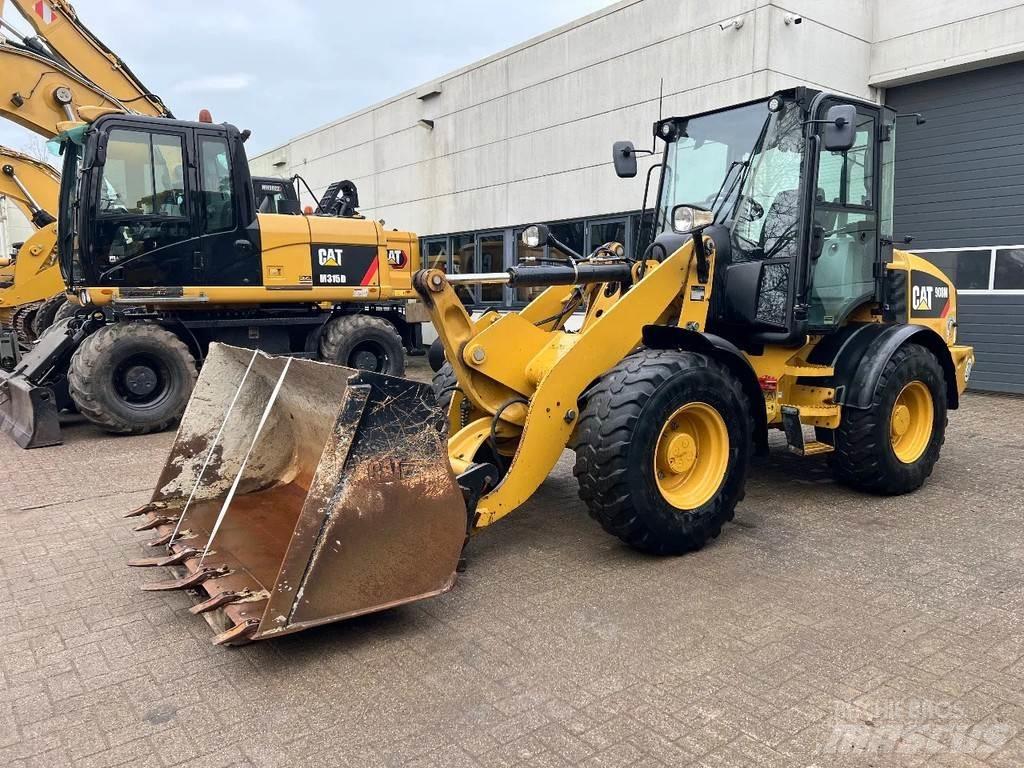 CAT 908M Gumikerekes homlokrakodók