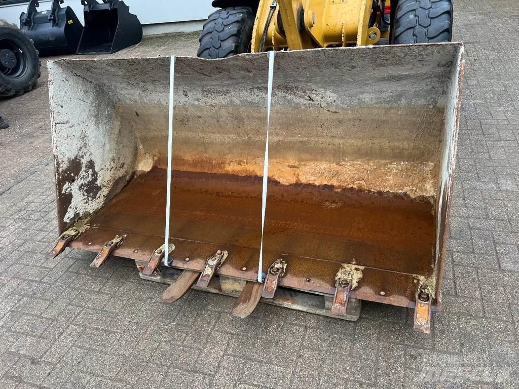 CAT 908M Gumikerekes homlokrakodók