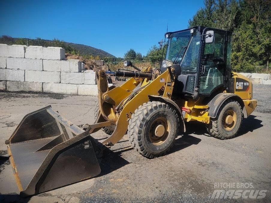 CAT 907 M Gumikerekes homlokrakodók