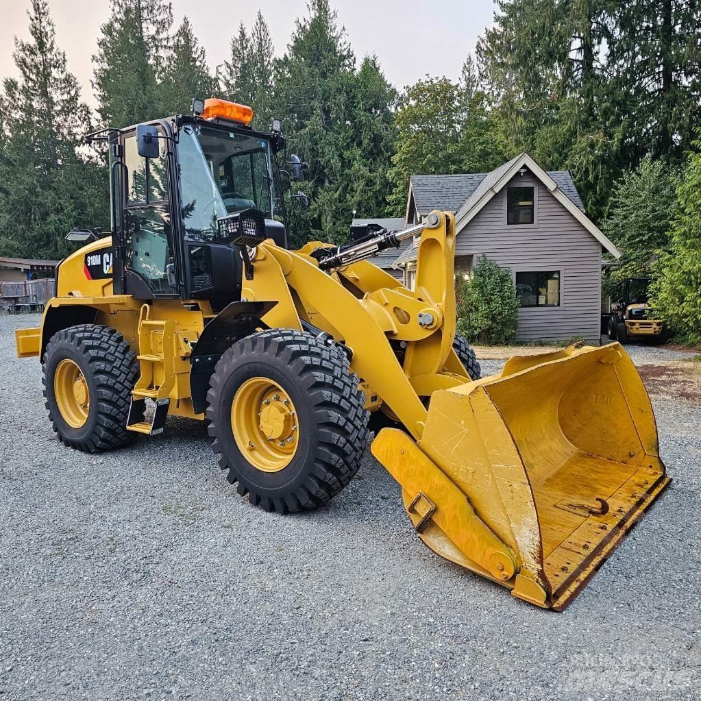 CAT 910M Gumikerekes homlokrakodók