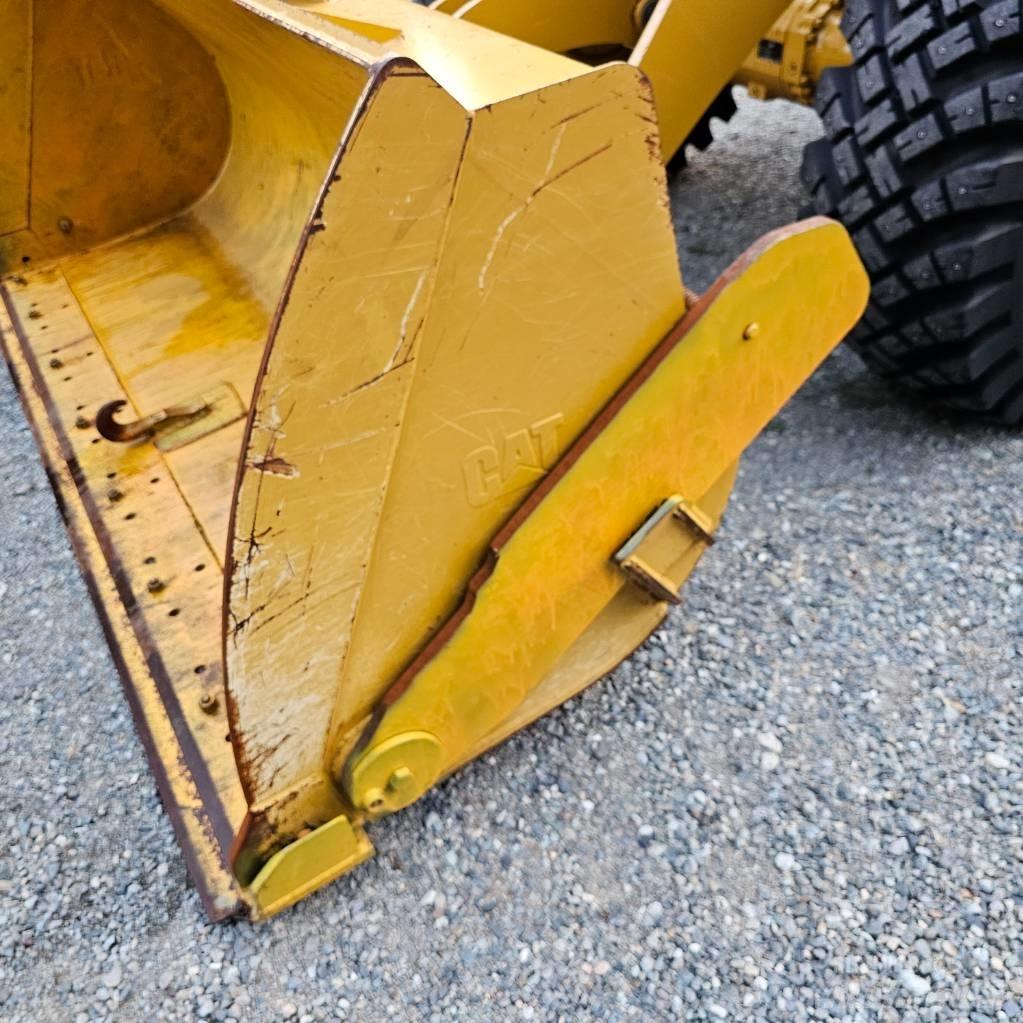 CAT 910M Gumikerekes homlokrakodók