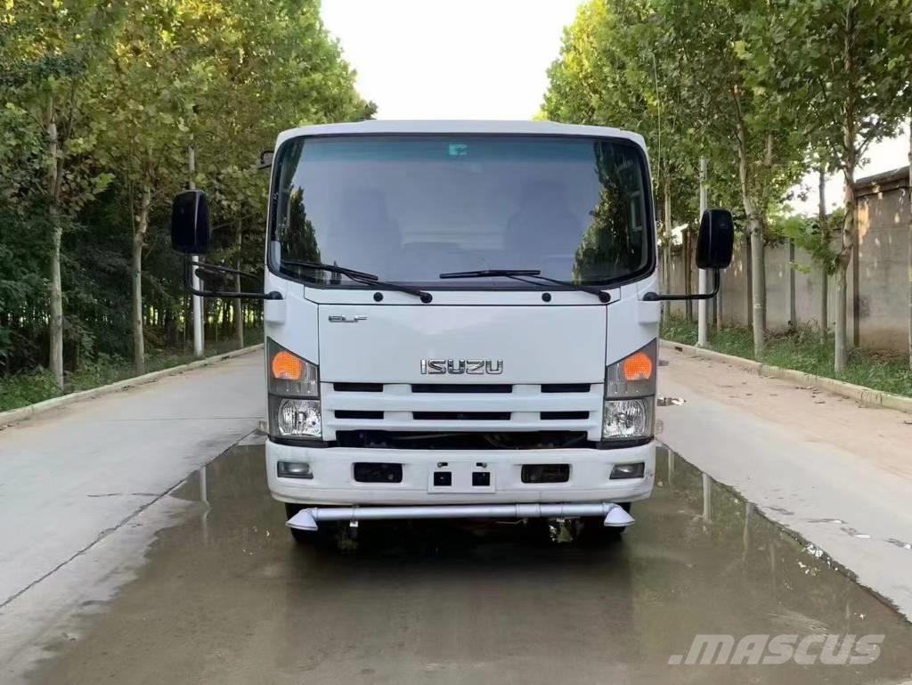 Isuzu ELF 4x2 Vízszállító teherautók