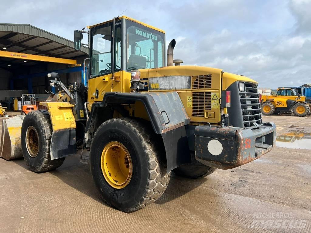 Komatsu WA 250-5H Gumikerekes homlokrakodók