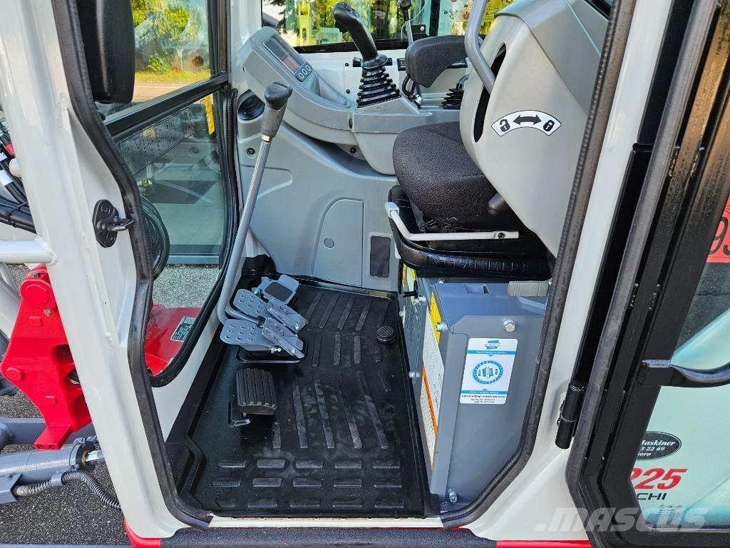 Takeuchi TB 225 Mini kotrók < 7t