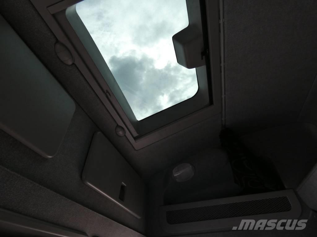 Iveco 180E 28 Dobozos teherautók