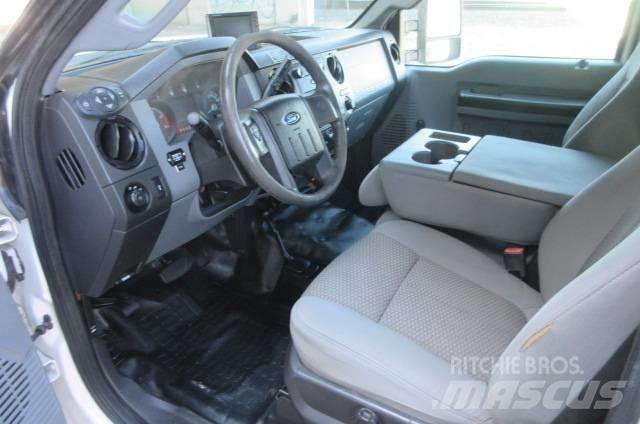 Ford F 550 Teherautóra szerelt emelők és állványok