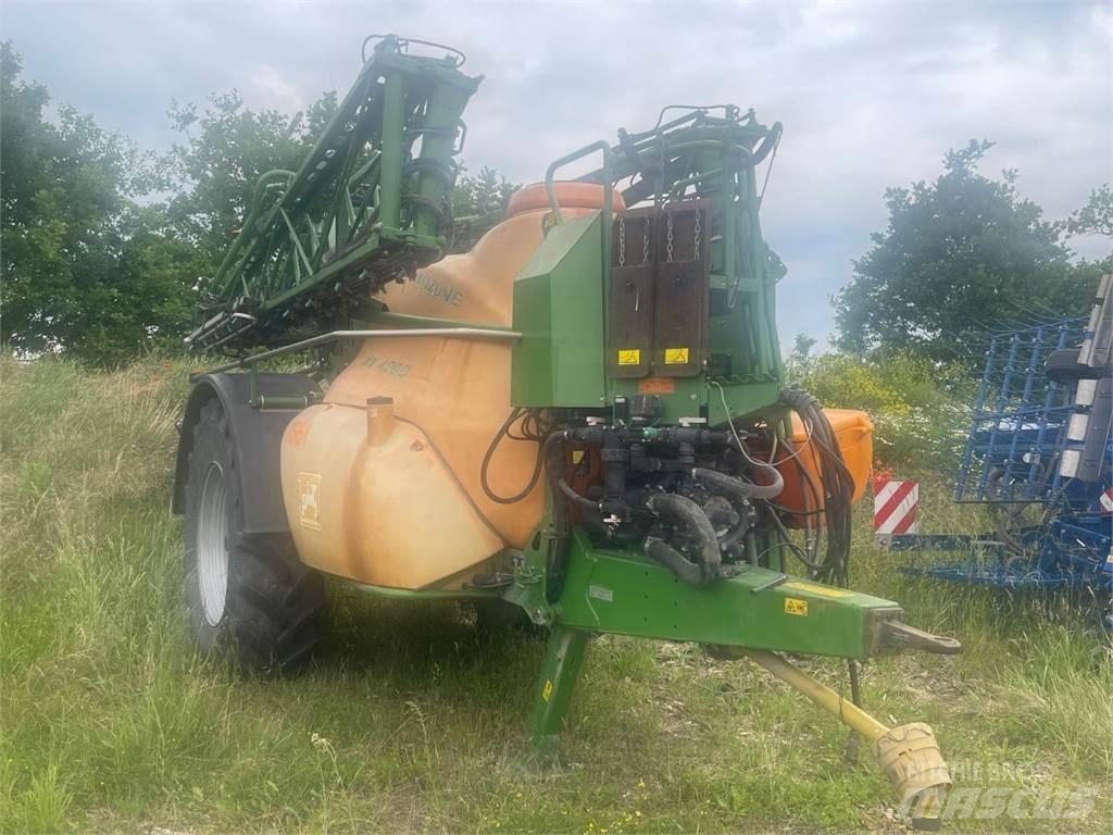Amazone UX 4200 Vontatott trágyaszórók