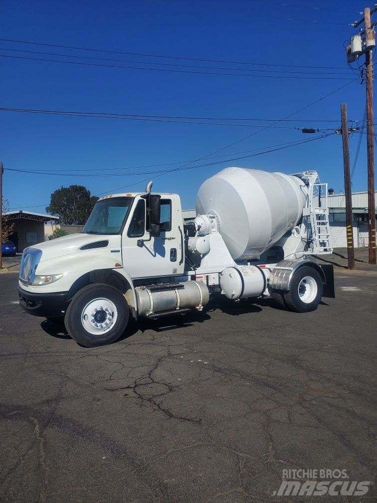 International 4300 Platós / Ponyvás teherautók